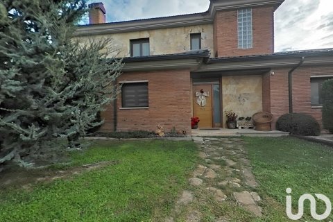Сasa de 6 dormitorios en venta en Alpicat, Lérida, Cataluña, Spain № 4984 - foto 3