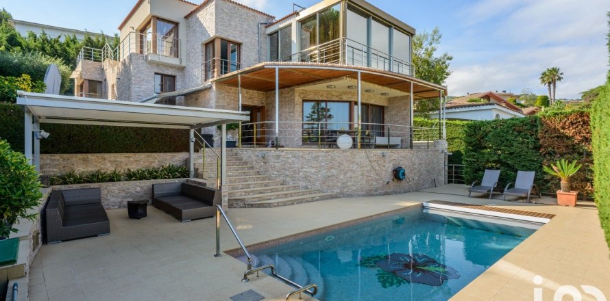 Сasa de 4 dormitorios en venta en Lloret de Mar, Gerona, Cataluña, Spain № 4985