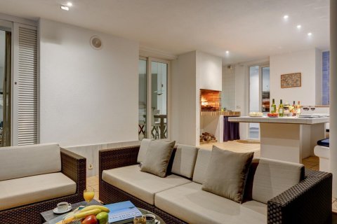 Сasa de 4 dormitorios en venta en Lloret de Mar, Gerona, Cataluña, Spain № 1359 - foto 6