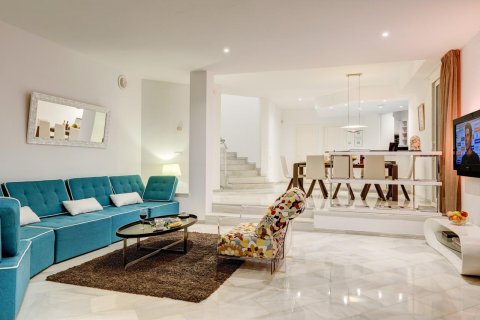 Сasa de 4 dormitorios en venta en Lloret de Mar, Gerona, Cataluña, Spain № 1359 - foto 11