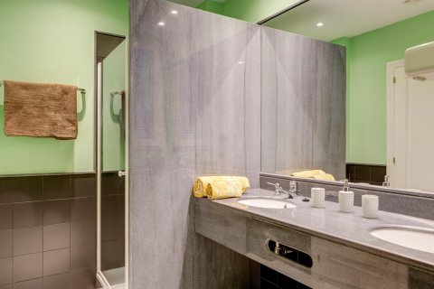 Сasa de 4 dormitorios en venta en Lloret de Mar, Gerona, Cataluña, Spain № 1359 - foto 29