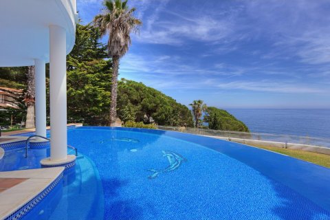 Сasa de 4 dormitorios en venta en Lloret de Mar, Gerona, Cataluña, Spain № 1359 - foto 26