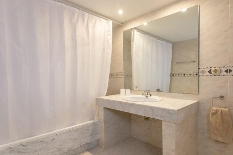 Сasa de 4 dormitorios en venta en El Masnou, Barcelona, Cataluña, Spain № 1357 - foto 26