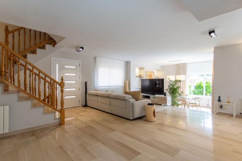 Сasa de 4 dormitorios en venta en El Masnou, Barcelona, Cataluña, Spain № 1357 - foto 15