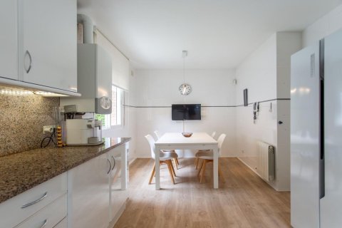 Сasa de 4 dormitorios en venta en El Masnou, Barcelona, Cataluña, Spain № 1357 - foto 18