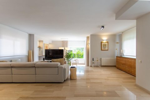 Сasa de 4 dormitorios en venta en El Masnou, Barcelona, Cataluña, Spain № 1357 - foto 12
