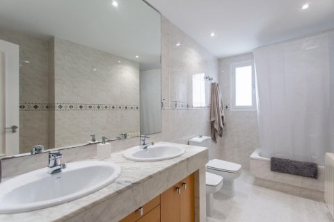 Сasa de 4 dormitorios en venta en El Masnou, Barcelona, Cataluña, Spain № 1357 - foto 24
