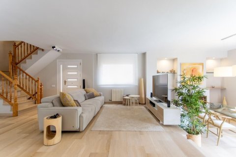 Сasa de 4 dormitorios en venta en El Masnou, Barcelona, Cataluña, Spain № 1357 - foto 11