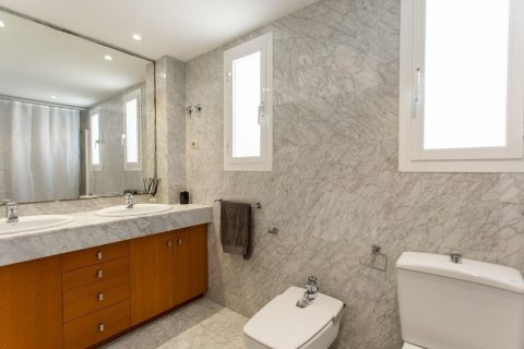 Сasa de 4 dormitorios en venta en El Masnou, Barcelona, Cataluña, Spain № 1357 - foto 23