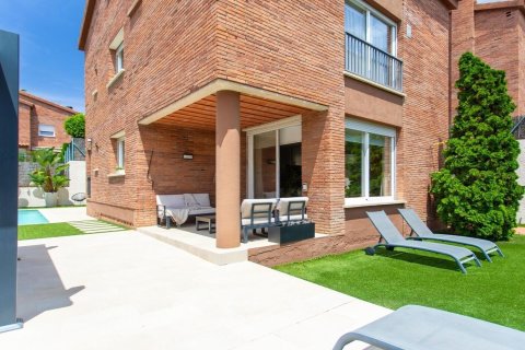 Сasa de 4 dormitorios en venta en El Masnou, Barcelona, Cataluña, Spain № 1357 - foto 2