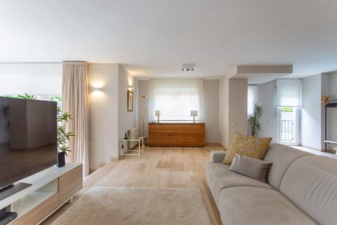 Сasa de 4 dormitorios en venta en El Masnou, Barcelona, Cataluña, Spain № 1357 - foto 16