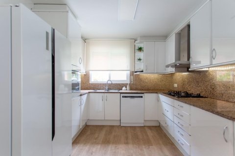 Сasa de 4 dormitorios en venta en El Masnou, Barcelona, Cataluña, Spain № 1357 - foto 17