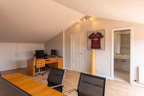 Сasa de 4 dormitorios en venta en El Masnou, Barcelona, Cataluña, Spain № 1357 - foto 30