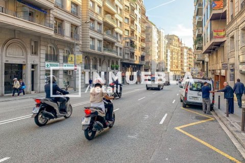 Propiedad comercial de 380 m² en venta en Barcelona, Cataluña, Spain № 1916 - foto 11