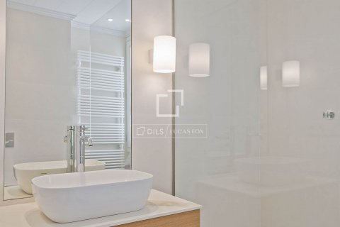 Ático de 3 dormitorios en venta en Barcelona, Cataluña, Spain № 8652 - foto 26