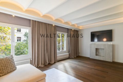 Apartamento de 3 dormitorios en venta en Eixample, Barcelona, Cataluña, Spain № 2232