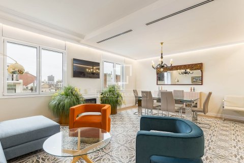 Apartamento de 4 dormitorios en venta en Barcelona, Cataluña, Spain № 4295 - foto 3