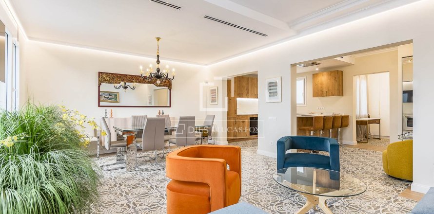 Apartamento de 4 dormitorios en venta en Barcelona, Cataluña, Spain № 4295