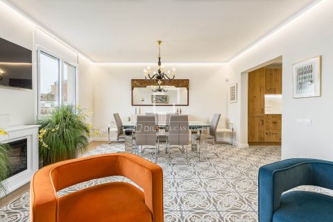 Apartamento de 4 dormitorios en venta en Barcelona, Cataluña, Spain № 4295 - foto 2