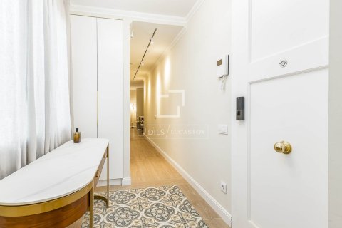 Apartamento de 4 dormitorios en venta en Barcelona, Cataluña, Spain № 4295 - foto 18