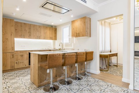 Apartamento de 4 dormitorios en venta en Barcelona, Cataluña, Spain № 4295 - foto 14