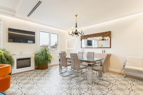 Apartamento de 4 dormitorios en venta en Barcelona, Cataluña, Spain № 4295 - foto 7