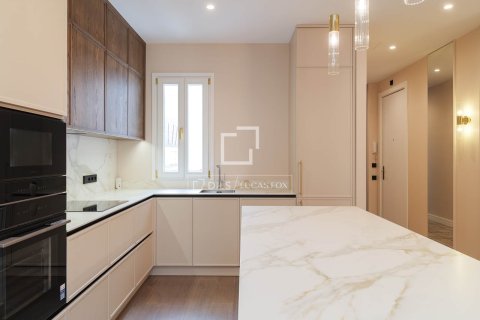 Apartamento de 4 dormitorios en venta en Barcelona, Cataluña, Spain № 4240 - foto 12