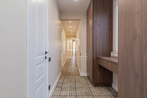 Apartamento de 4 dormitorios en venta en Barcelona, Cataluña, Spain № 4240 - foto 29