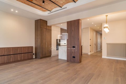 Apartamento de 4 dormitorios en venta en Barcelona, Cataluña, Spain № 4240 - foto 4