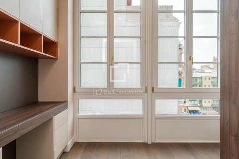 Apartamento de 4 dormitorios en venta en Barcelona, Cataluña, Spain № 4240 - foto 19
