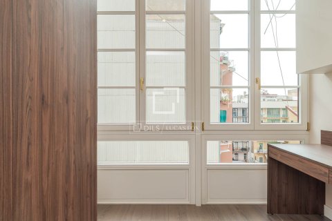 Apartamento de 4 dormitorios en venta en Barcelona, Cataluña, Spain № 4240 - foto 20