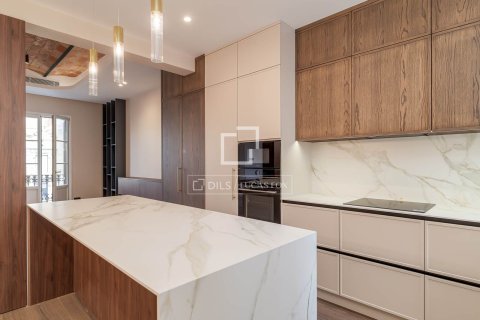 Apartamento de 4 dormitorios en venta en Barcelona, Cataluña, Spain № 4240 - foto 10
