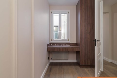 Apartamento de 4 dormitorios en venta en Barcelona, Cataluña, Spain № 4240 - foto 27