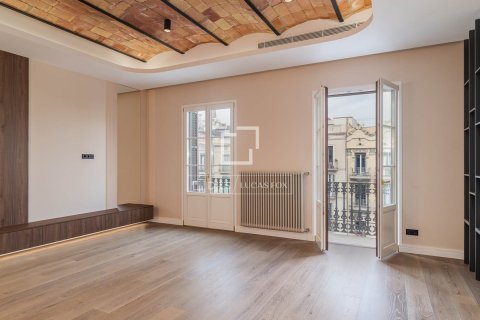 Apartamento de 4 dormitorios en venta en Barcelona, Cataluña, Spain № 4240 - foto 2