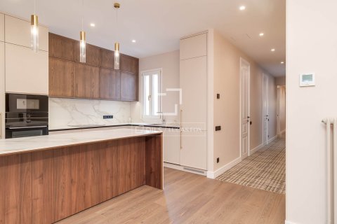 Apartamento de 4 dormitorios en venta en Barcelona, Cataluña, Spain № 4240 - foto 7