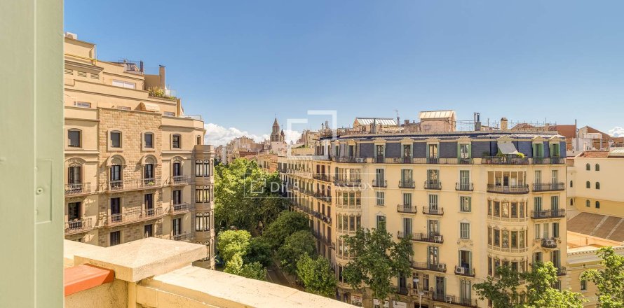 Apartamento de 3 dormitorios en venta en Barcelona, Cataluña, Spain № 4242