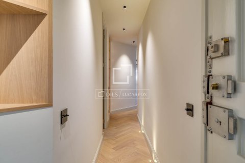 Apartamento de 3 dormitorios en venta en Barcelona, Cataluña, Spain № 4242 - foto 12