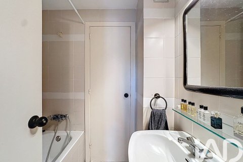 Apartamento de 3 dormitorios en venta en Barcelona, Cataluña, Spain № 4705 - foto 18