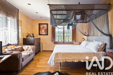 Сasa de 11 dormitorios en venta en Castellar del Vallès, Barcelona, Cataluña, Spain № 4706 - foto 18