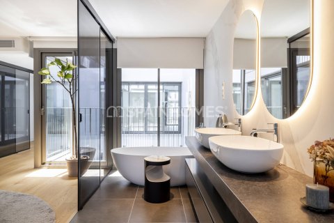 Apartamento de 2 dormitorios en venta en Barcelona, Cataluña, Spain № 1774 - foto 14