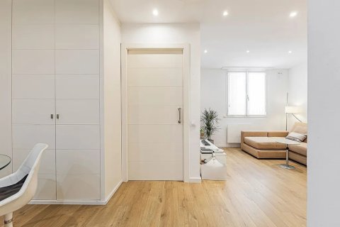 Apartamento de 2 dormitorios en venta en Barcelona, Cataluña, Spain № 1780 - foto 19