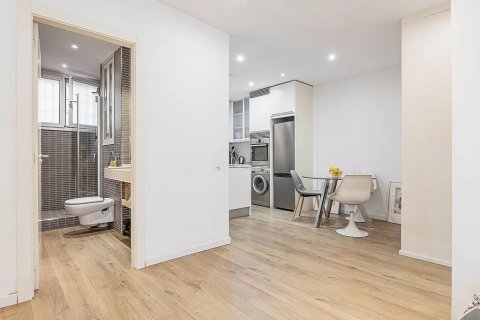 Apartamento de 2 dormitorios en venta en Barcelona, Cataluña, Spain № 1780 - foto 14