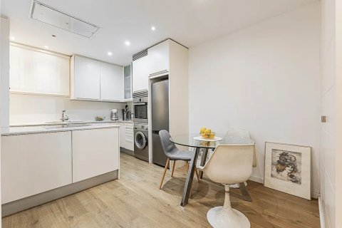 Apartamento de 2 dormitorios en venta en Barcelona, Cataluña, Spain № 1780 - foto 15