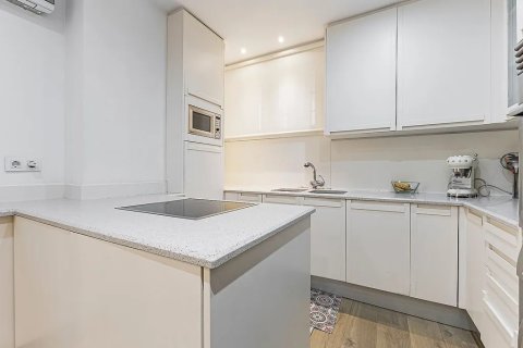 Apartamento de 2 dormitorios en venta en Barcelona, Cataluña, Spain № 1780 - foto 21