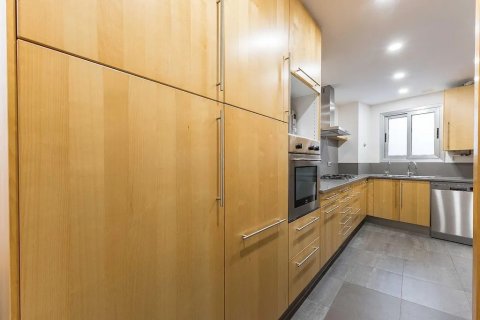 Apartamento de 4 dormitorios en venta en Barcelona, Cataluña, Spain № 1779 - foto 26