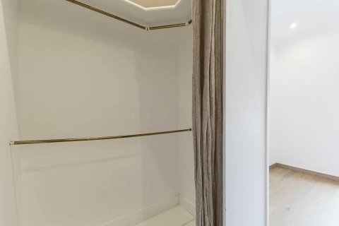 Apartamento de 4 dormitorios en venta en Barcelona, Cataluña, Spain № 1779 - foto 15