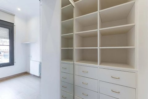 Apartamento de 4 dormitorios en venta en Barcelona, Cataluña, Spain № 1779 - foto 17