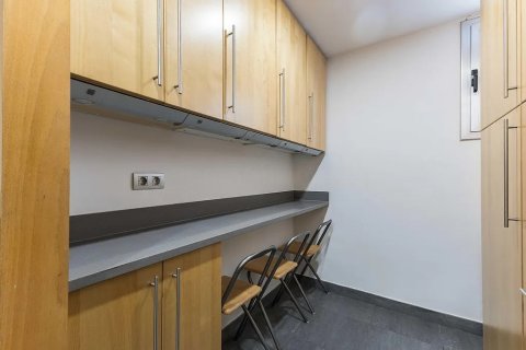Apartamento de 4 dormitorios en venta en Barcelona, Cataluña, Spain № 1779 - foto 24