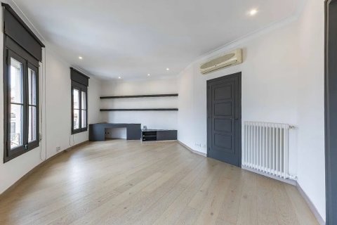 Apartamento de 4 dormitorios en venta en Barcelona, Cataluña, Spain № 1779 - foto 9