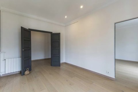 Apartamento de 4 dormitorios en venta en Barcelona, Cataluña, Spain № 1779 - foto 7
